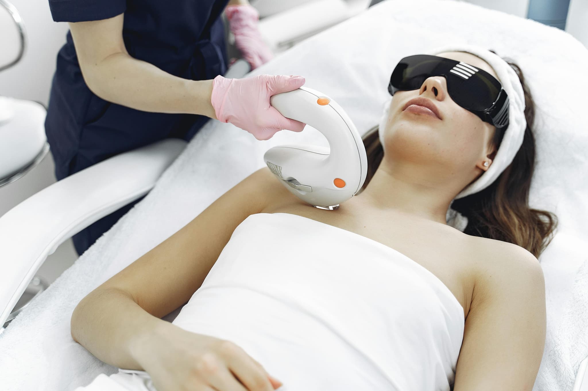 Online vs Hands-On Laser Training in BC: Which Actually Gets You Hired?